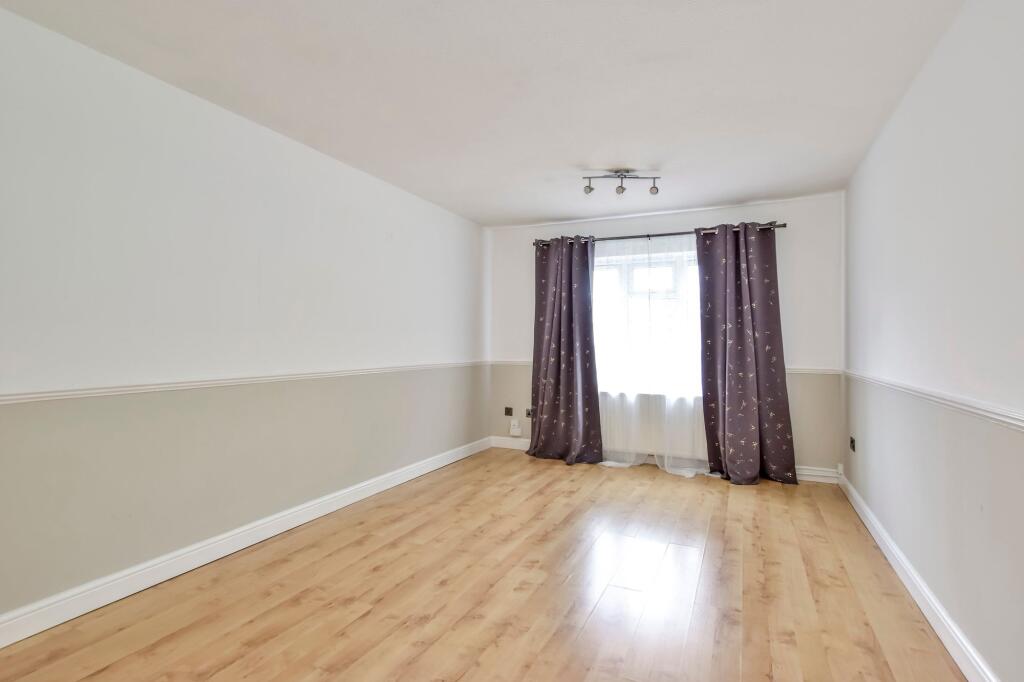Apartment in Watford, Garston - View 4