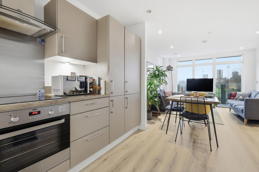Chorley Court, Canary Wharf, E14 - More