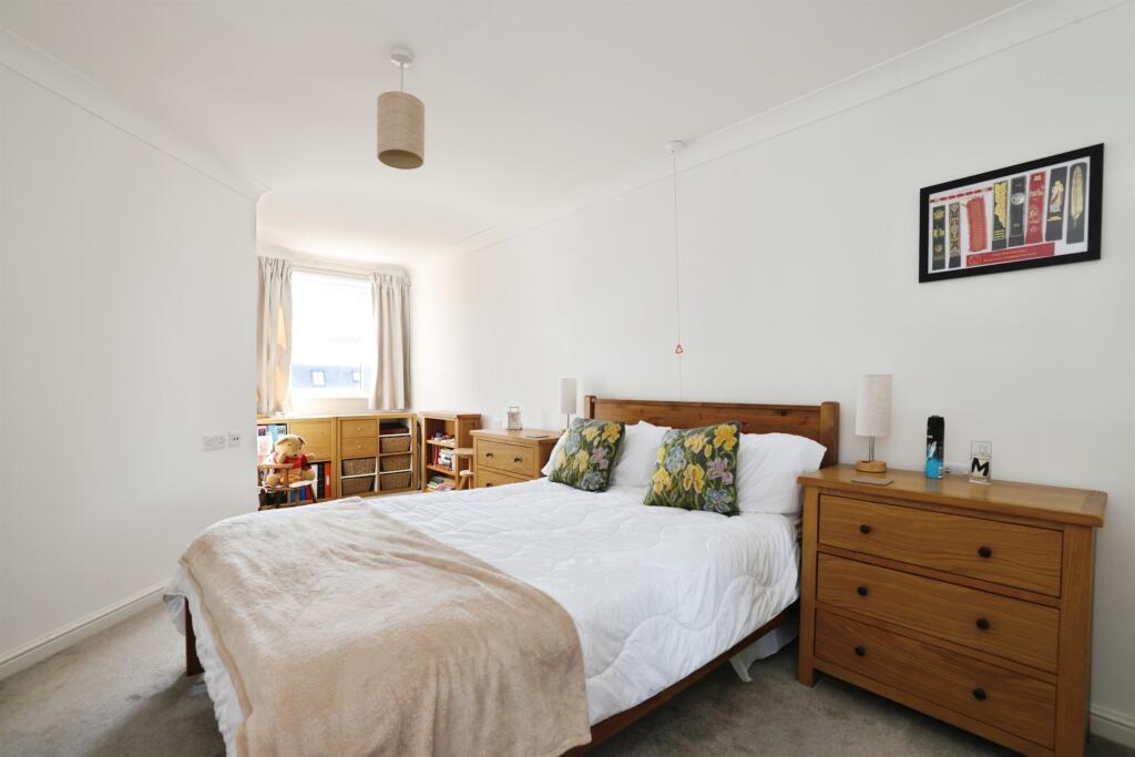 Apartment in Swindon - More