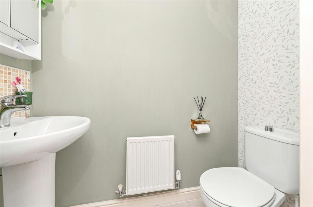 House in Huddersfield - View 3