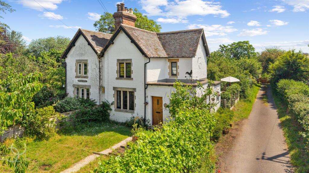 3-bed semi-detached on Worcester Road, Chadbury, Evesham, £360,000