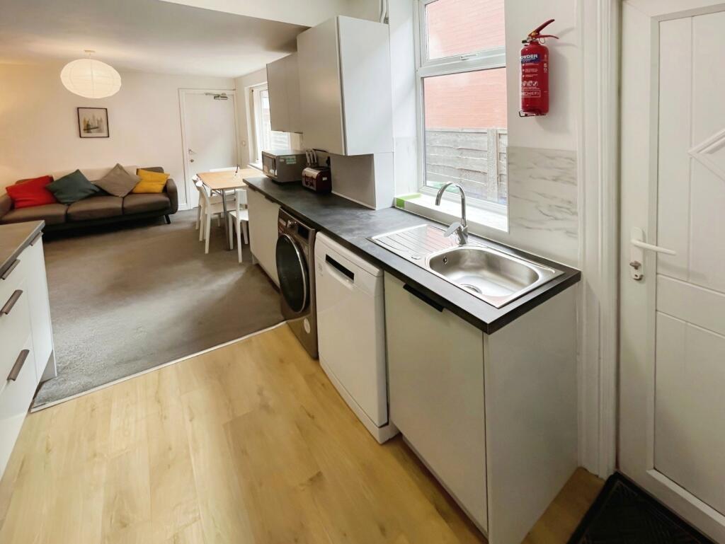 6 bedroom semi-detached house for rent