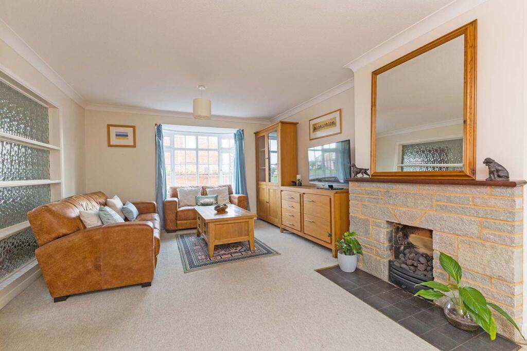 Dorchester Close, Maidenhead, SL6 photo 3