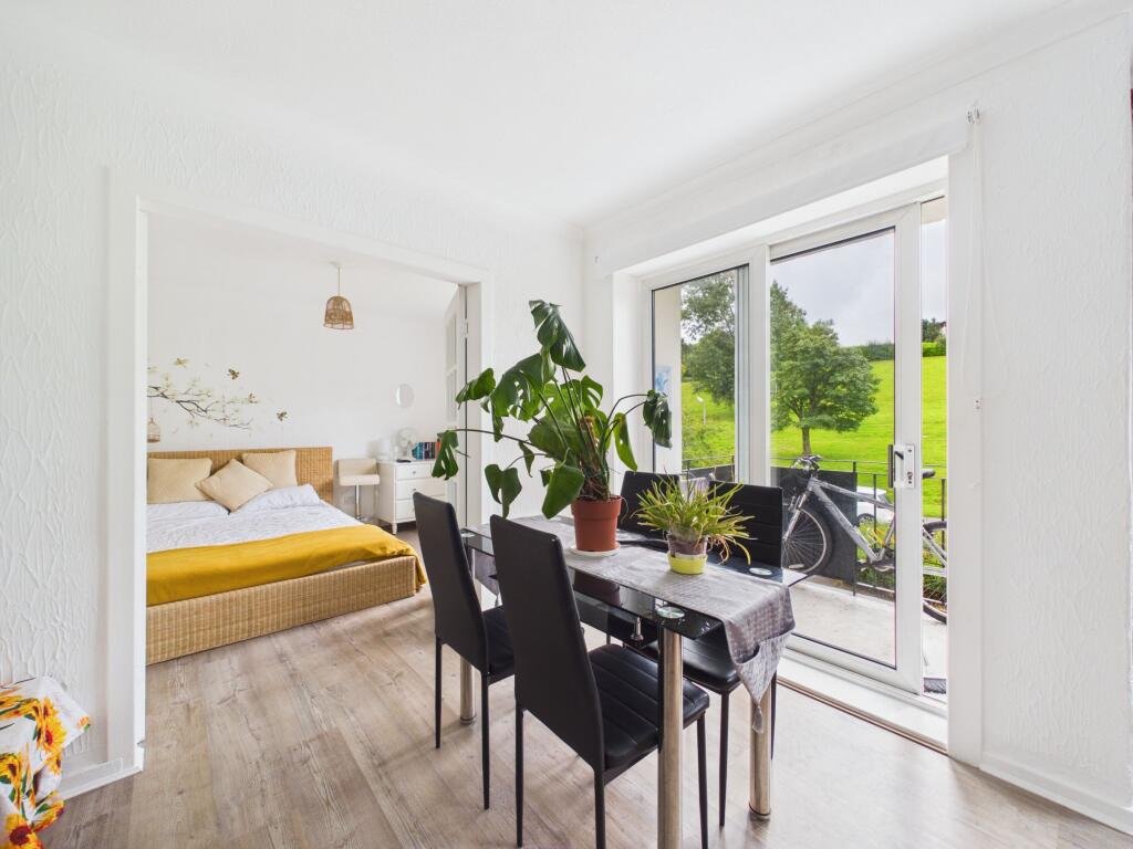 Apartment in East Kilbride, Whitemoss, The Village - View 4