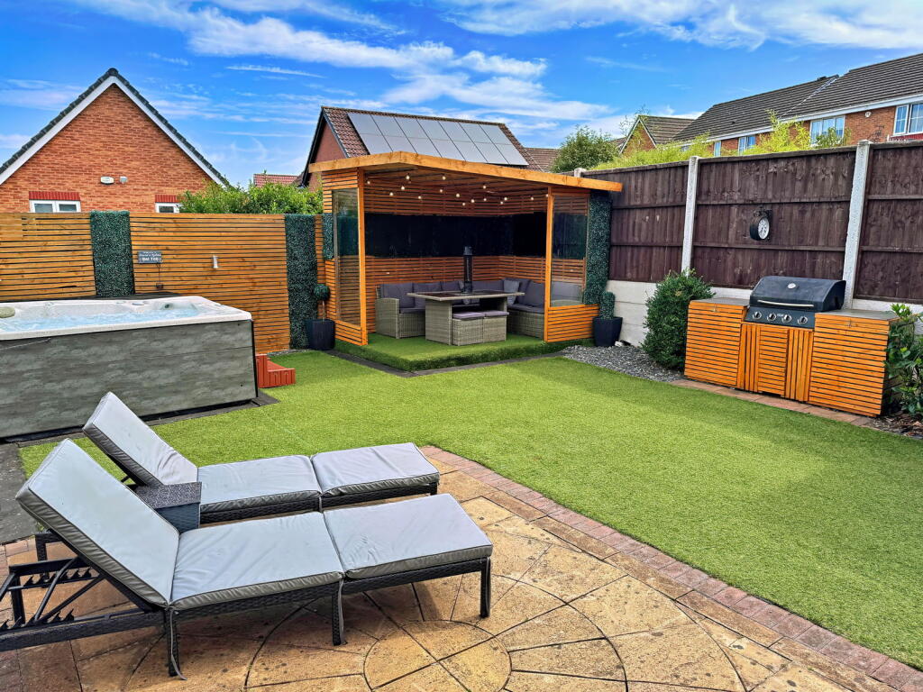 Beautifully presented three bedroom detached property - Mallen Drive, B69 image 3