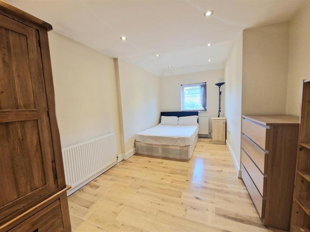 Main image of property: DOUBLE ROOM IN SHARED HOUSE