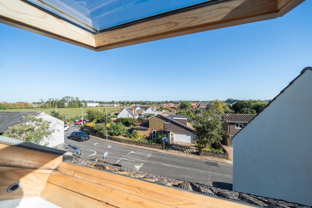 One Bedroom | Duplex Apartment | Open Plan Living | Stunning Views | Close to Rainham Railway Station photo 4