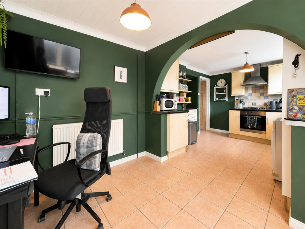 House in Milton Keynes, Far Bletchley, West Bletchley - View 5