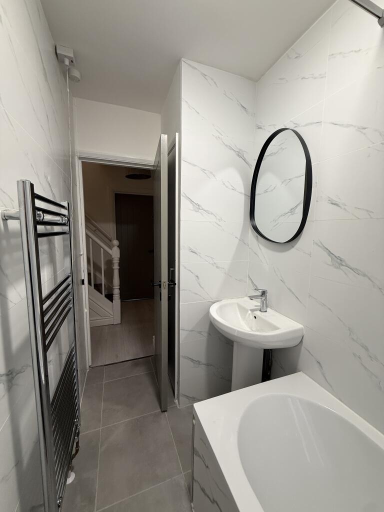 Apartment in Nottingham, Hyson Green - View 4