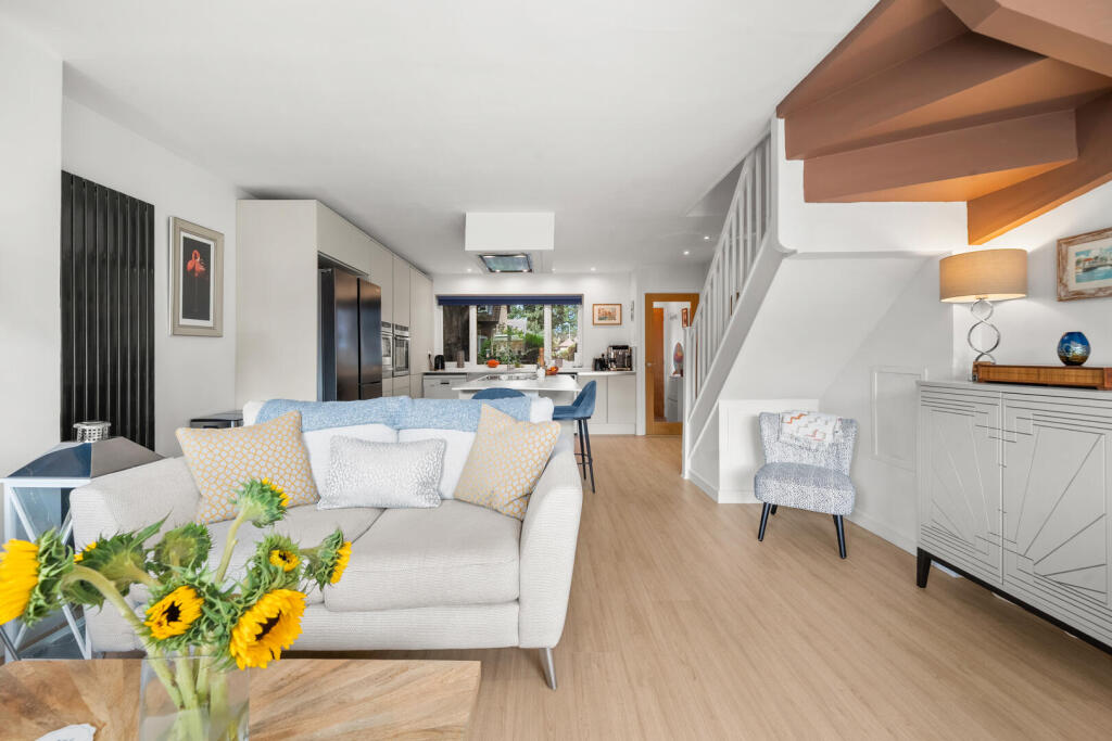 House in Kingston upon Thames - More