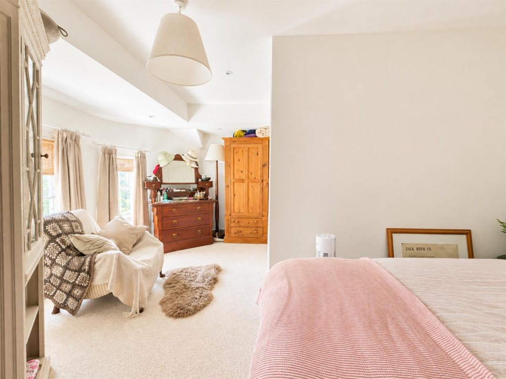 High Street, Leatherhead, KT22 photo 4