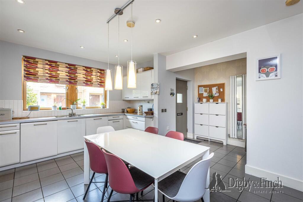 House in Rushcliffe, Radcliffe-on-Trent - View 2