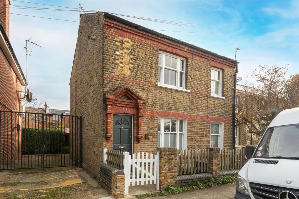 Main image of property: Commondale, Putney