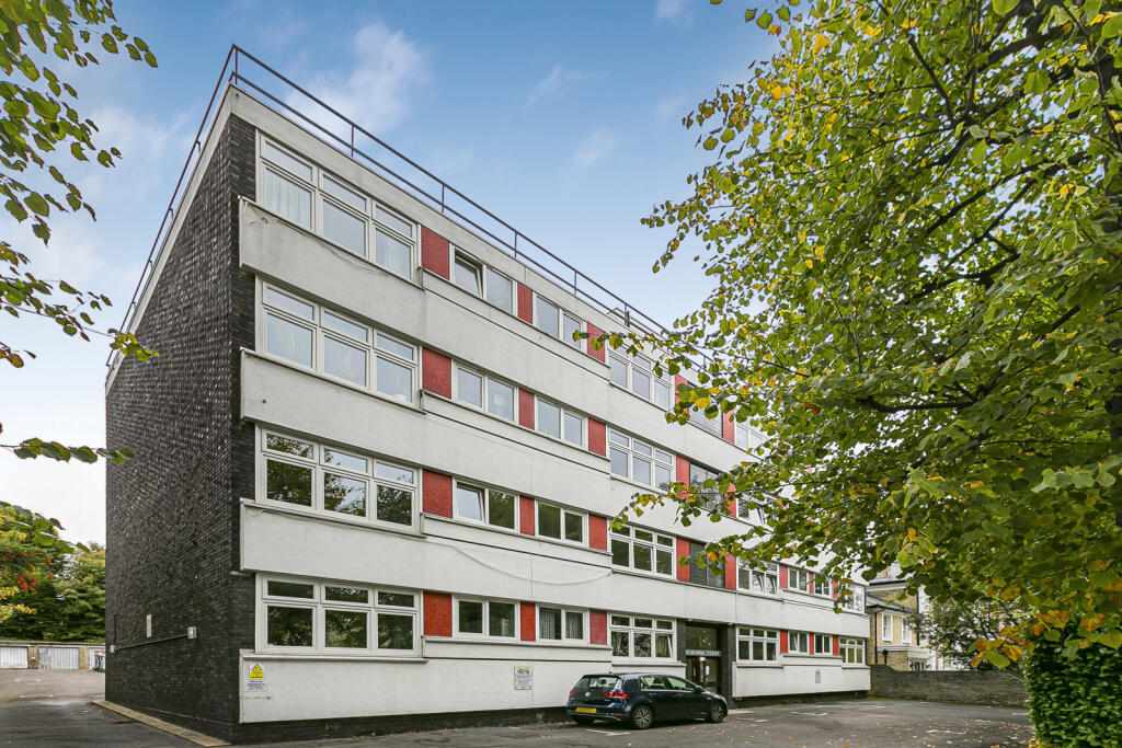 Studio studio on Carlton Drive, London, SW15, £240,000