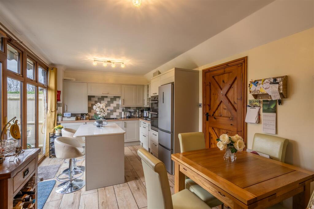 45, Woodhill Road photo 3