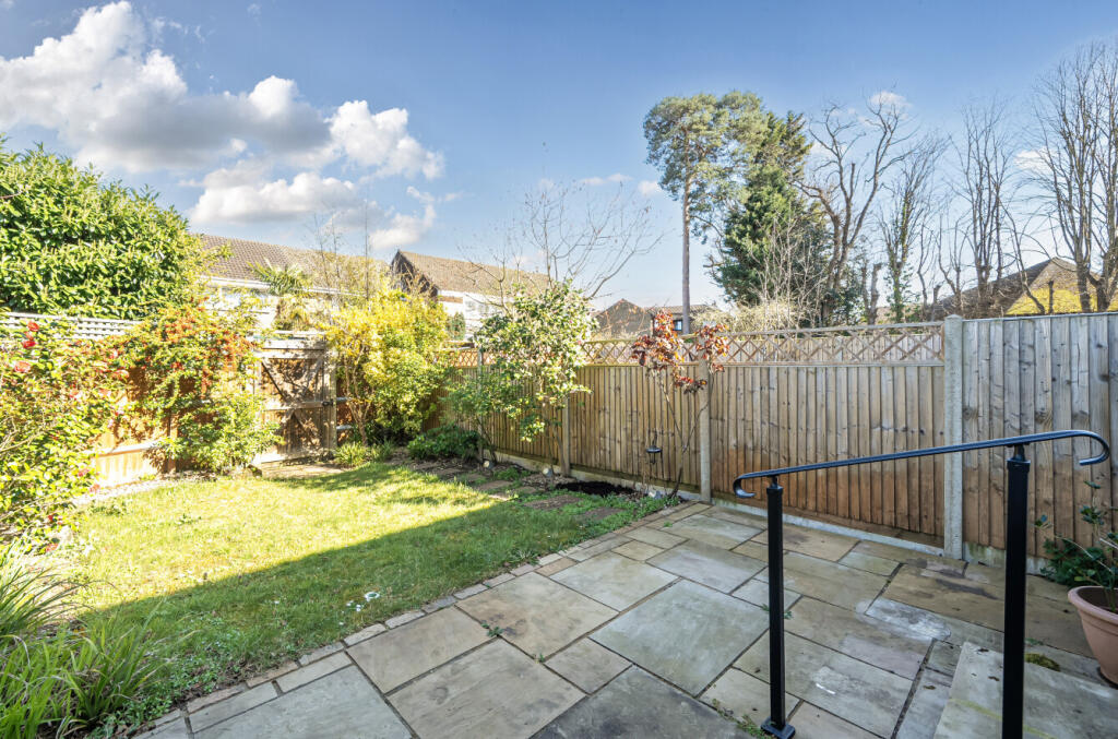 Wynton Grove, Walton On Thames, Surrey, KT12 photo 4