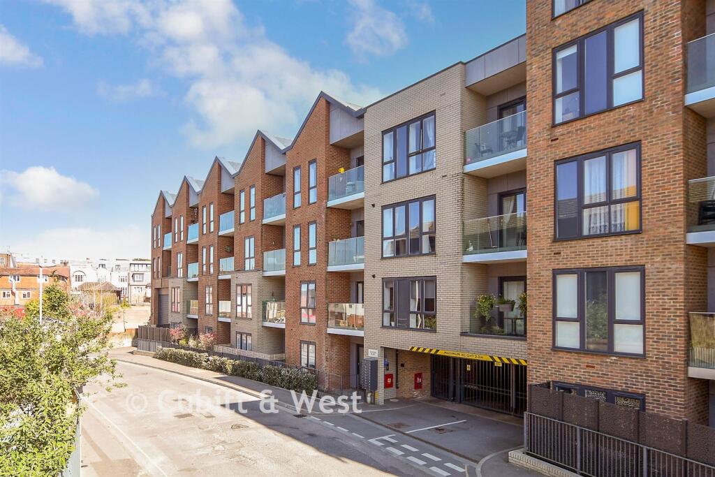 2-bed flat on Queens Road, East Grinstead, West Sussex, £198,500