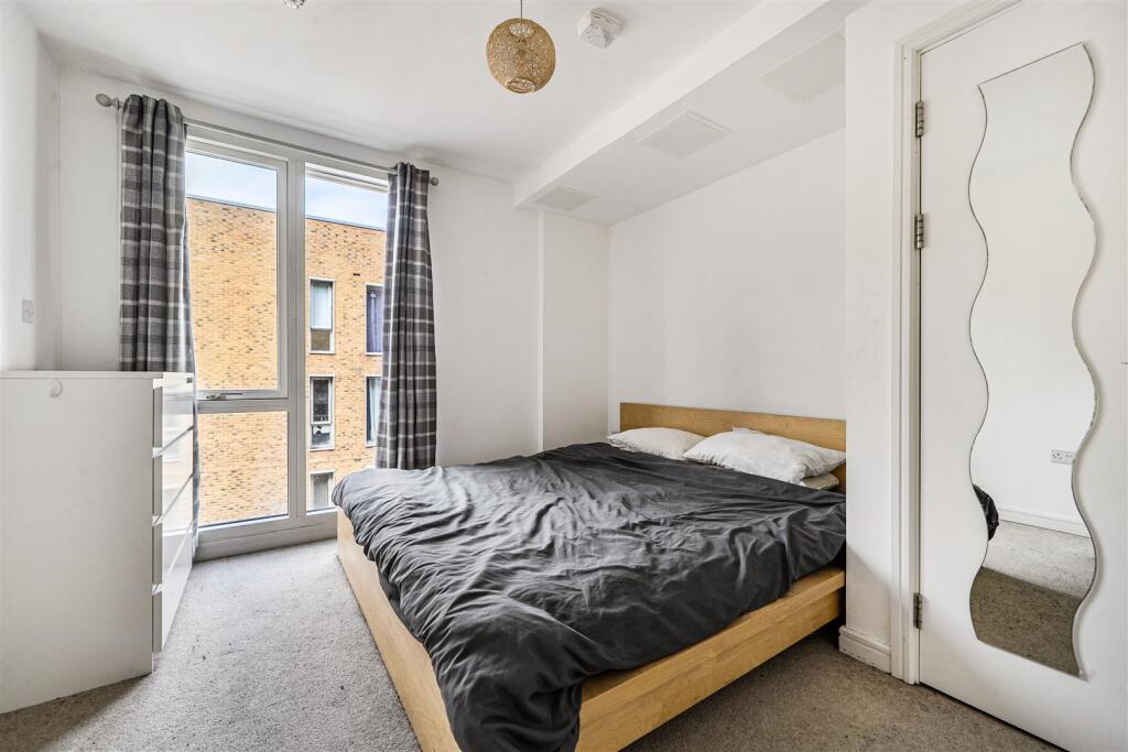 Apartment in Slough - More