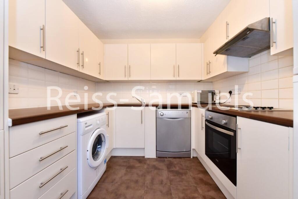 6 bedroom semi-detached house for rent