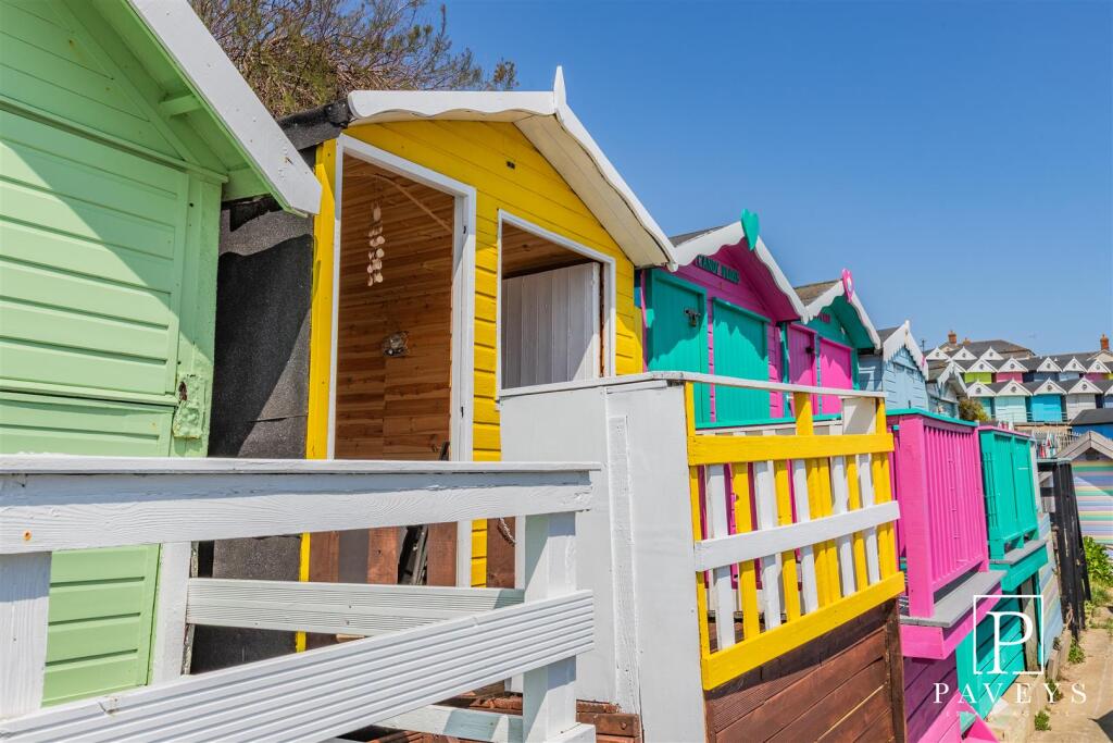 Studio other on Southcliff Parade, Walton On The Naze, £18,000