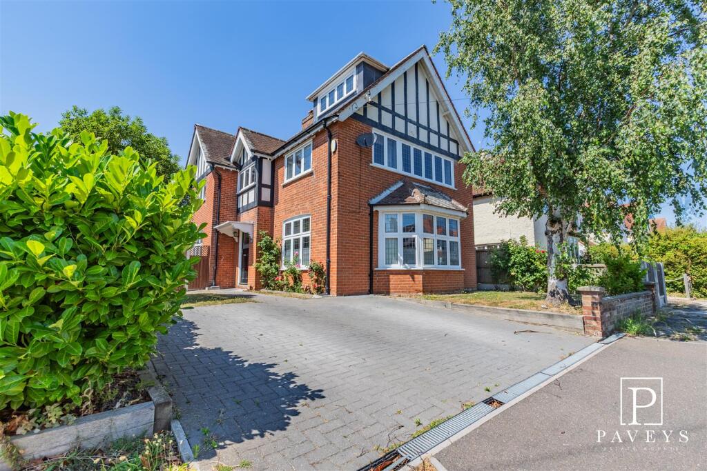 5-bed detached on Glebe Way, Frinton-On-Sea, £600,000