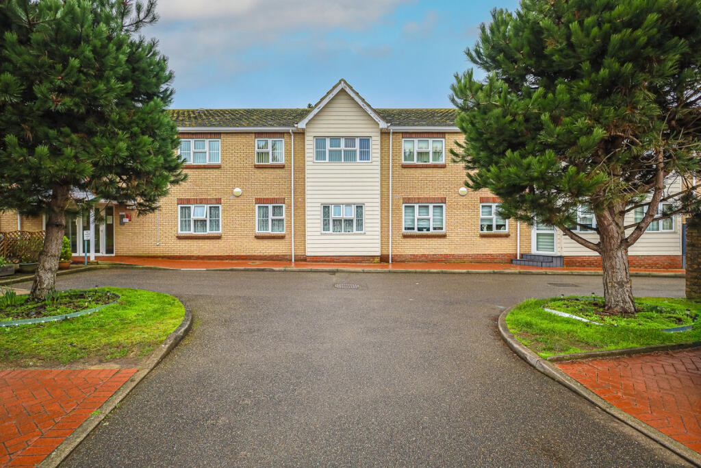 2-bed flat on Southend Road, Hockley, SS5, £250,000