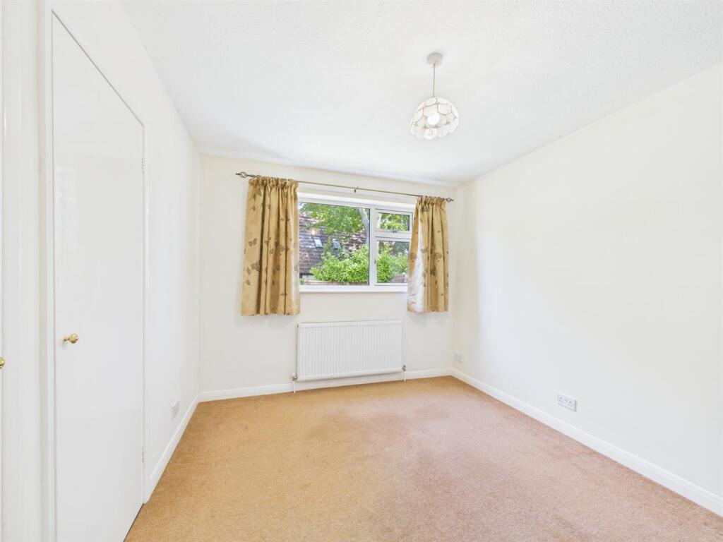 Queens Crescent, Chippenham photo 4