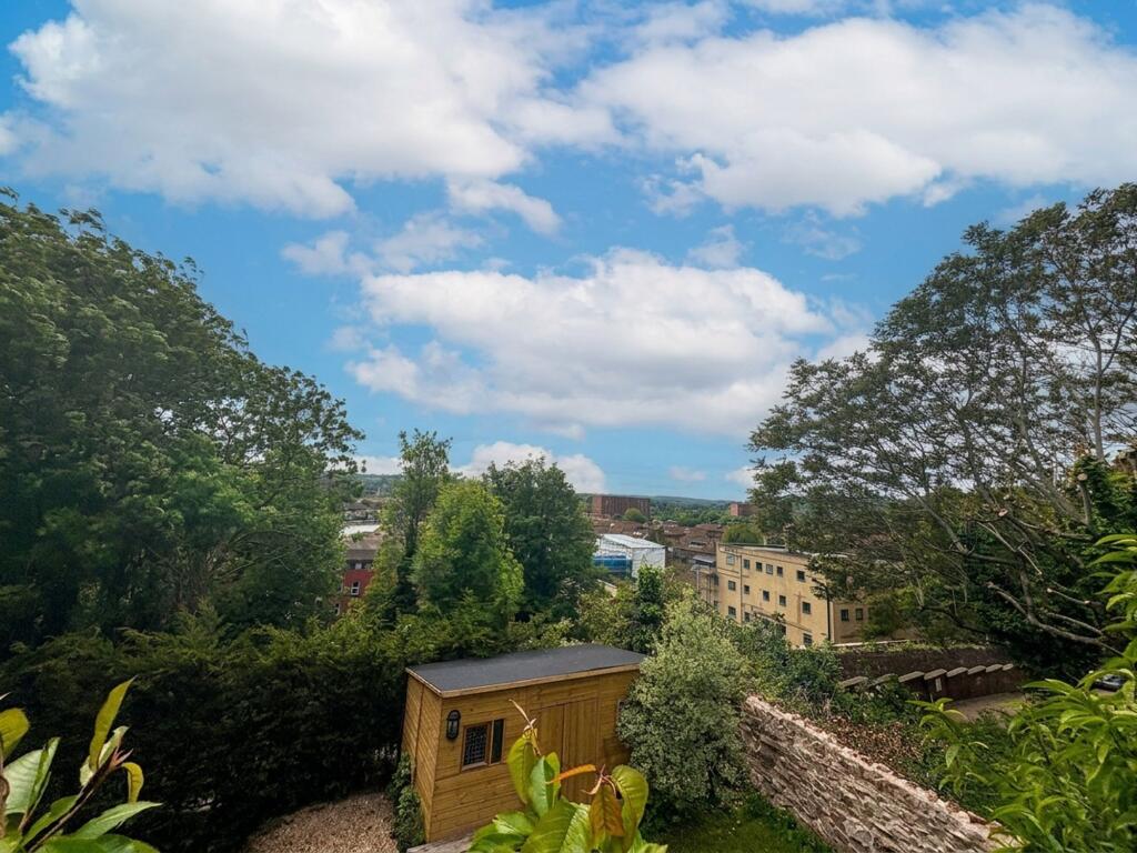 6 bedroom semi-detached house for rent