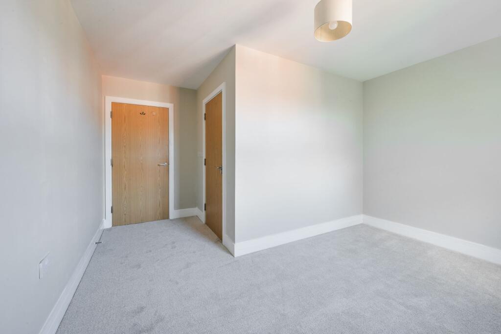 Apartment in Epsom and Ewell, Manor Park - More