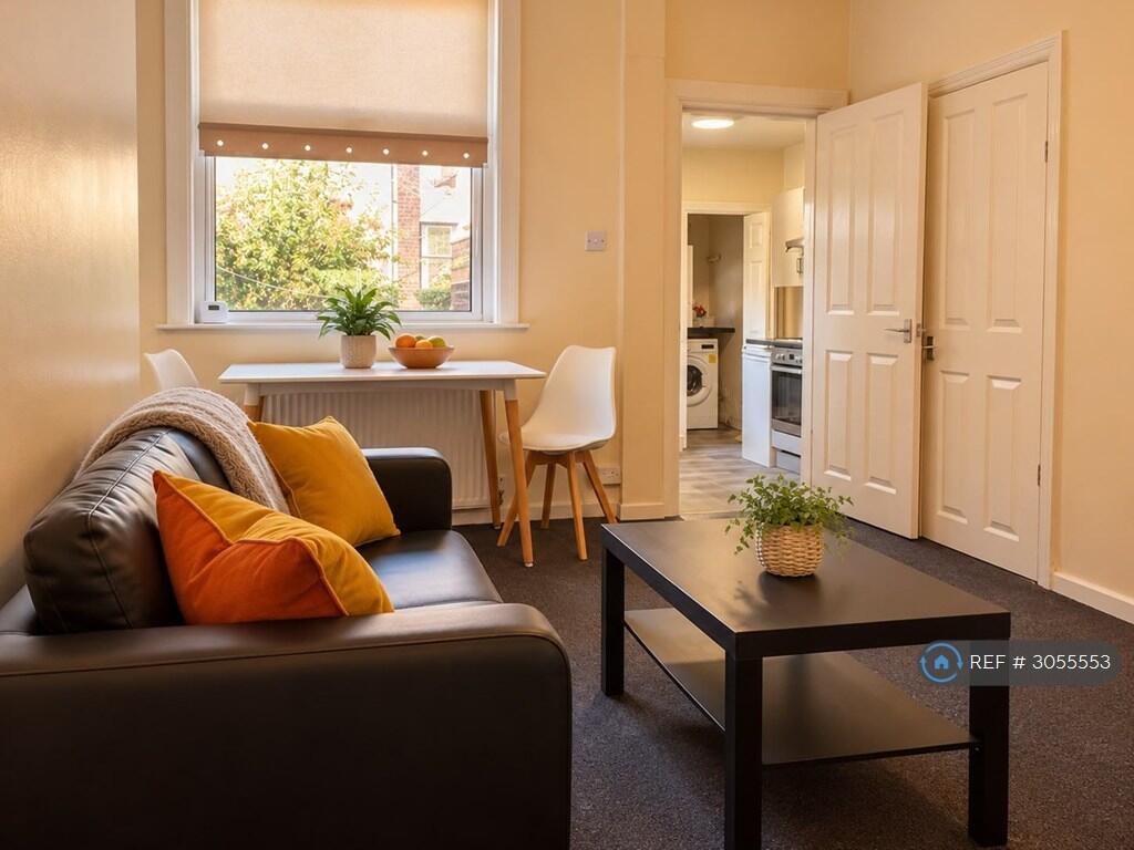 Apartment in Leeds, Hill Top, Bramley - View 5