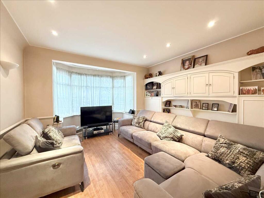 5-bed semi-detached on Westcliff on Sea, * SOUTH FACING GARDEN *, £500,000