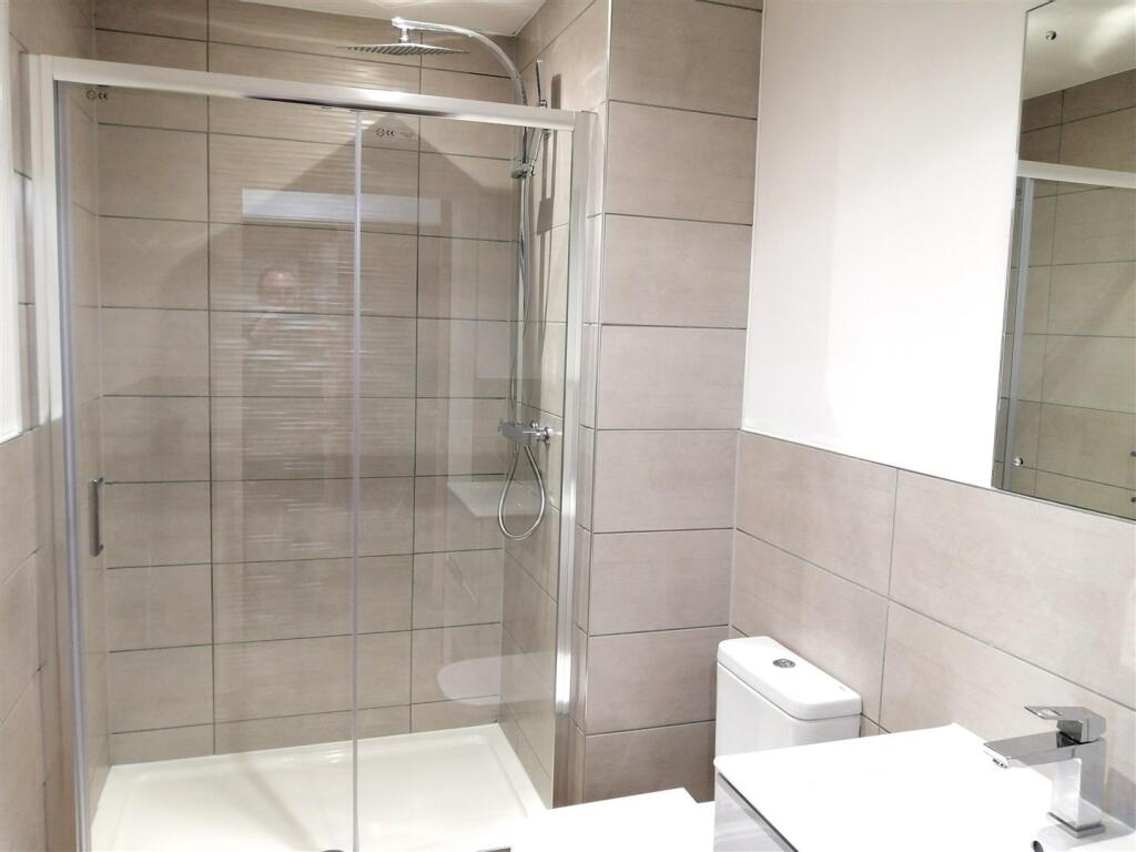 Apartment in Trafford, Gorse Hill - View 3