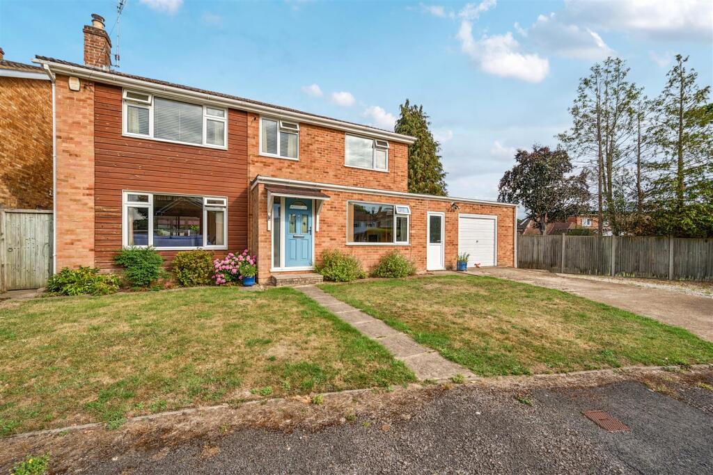 5-bed detached on Sydney Close, Crowthorne, Berkshire, RG45 6LQ, £615,000
