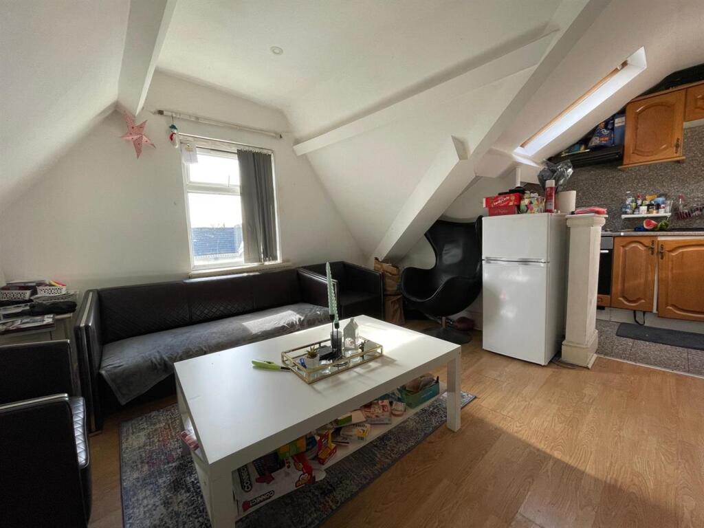 Apartment in Cardiff, Roath - View 2