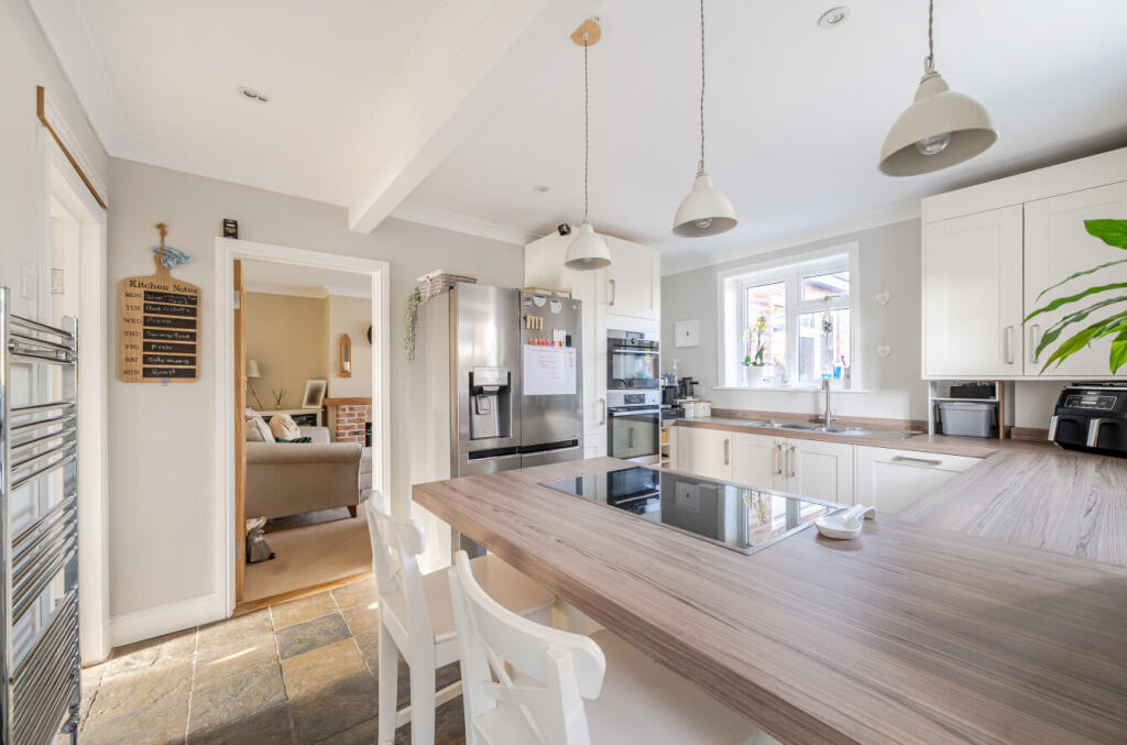 Meadow Road, Pennington, Lymington, SO41 photo 4