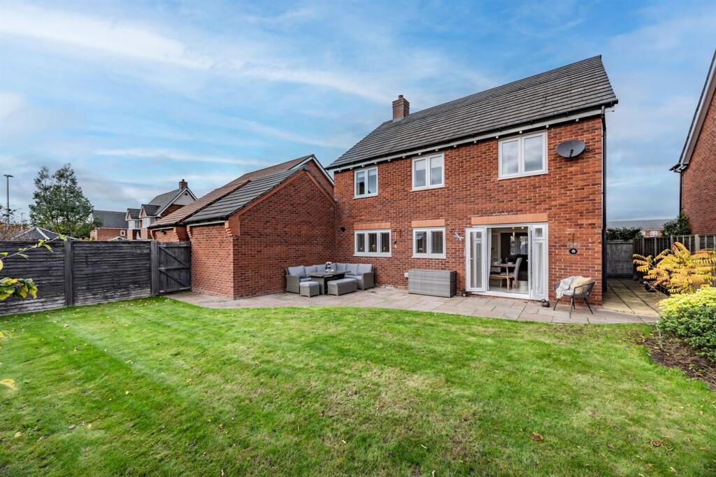 5 Groves Way, Moulton, Cheshire, CW9 8SD photo 2