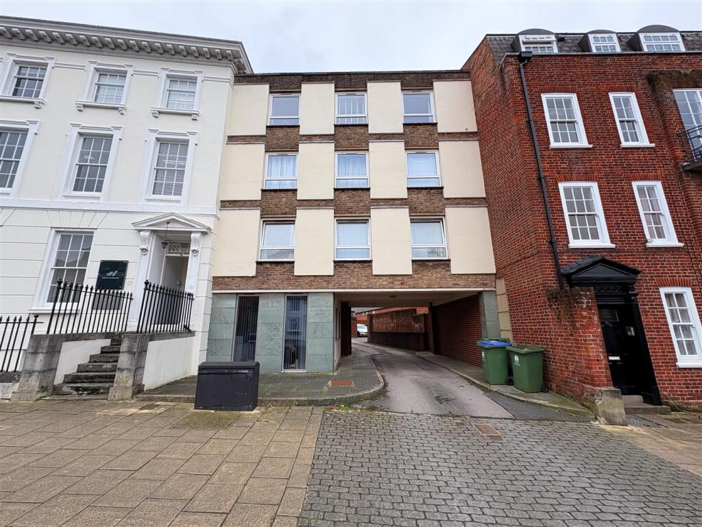 Main image of property: High Street, Fareham, PO16