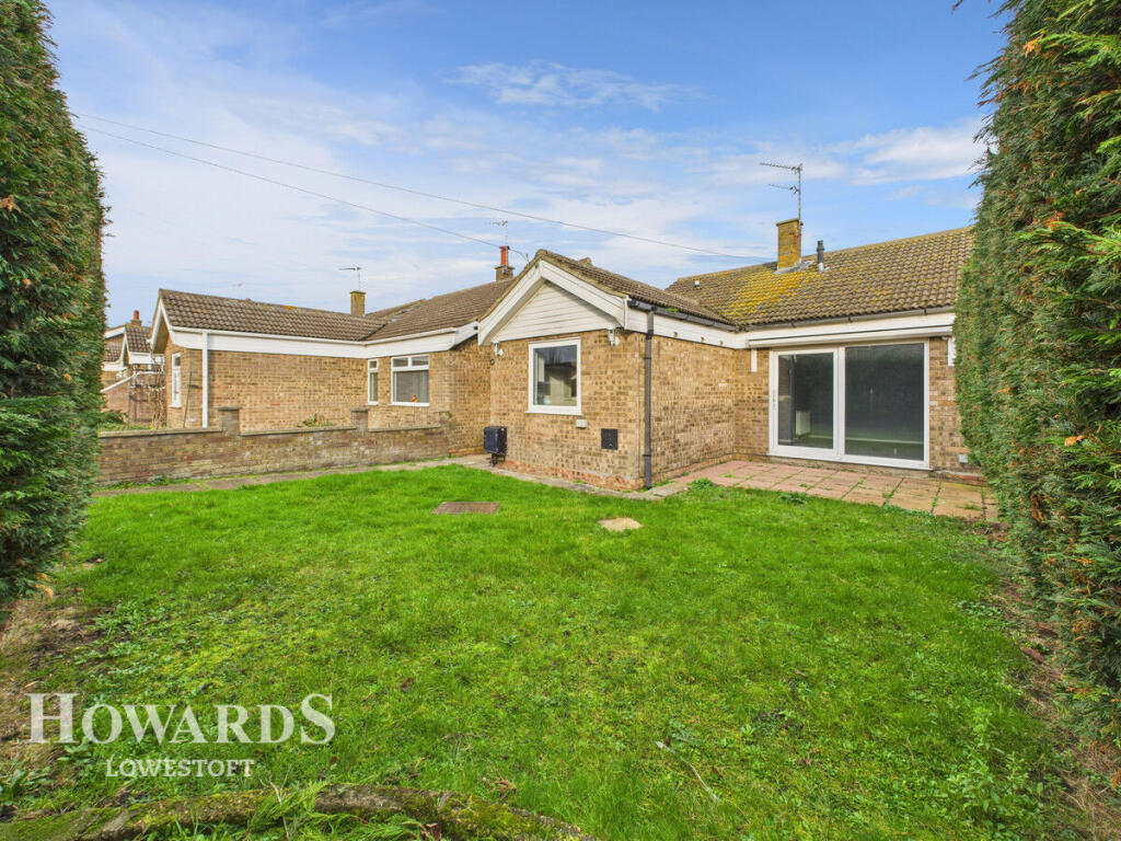 2-bed bungalow on Cranesbill Road, Lowestoft, £210,000