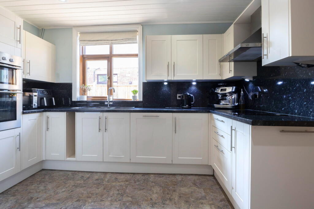 Bouncers Lane, Prestbury, Cheltenham, GL52 5JN photo 4