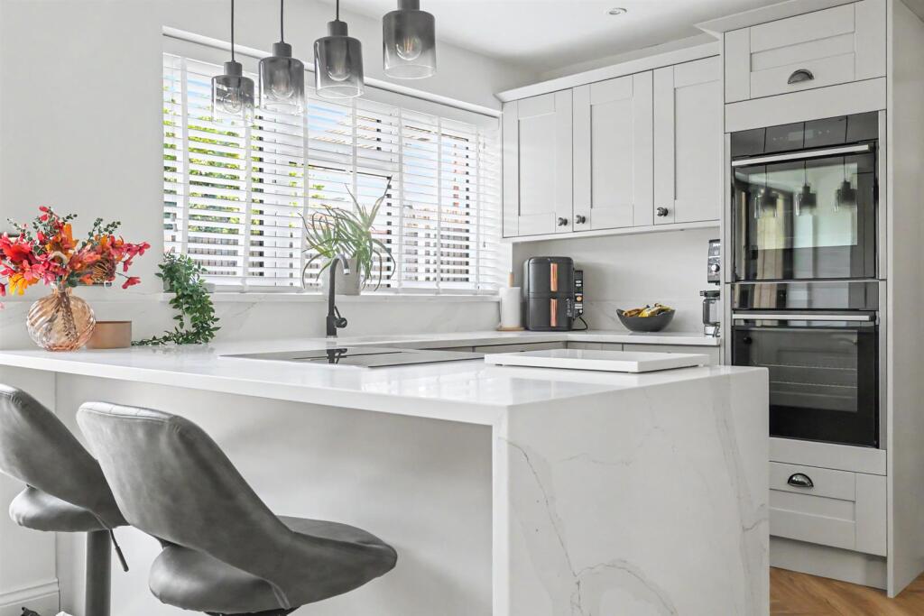 House in Rochford, Hockley - View 4
