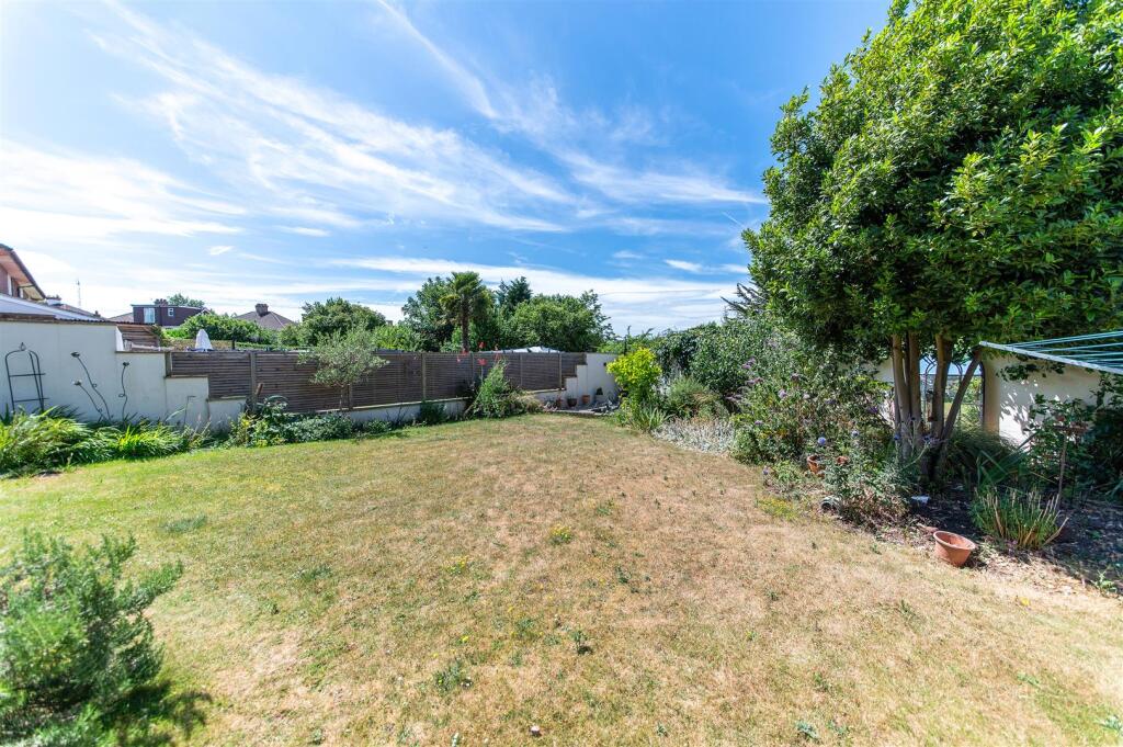 House in Sutton - View 4