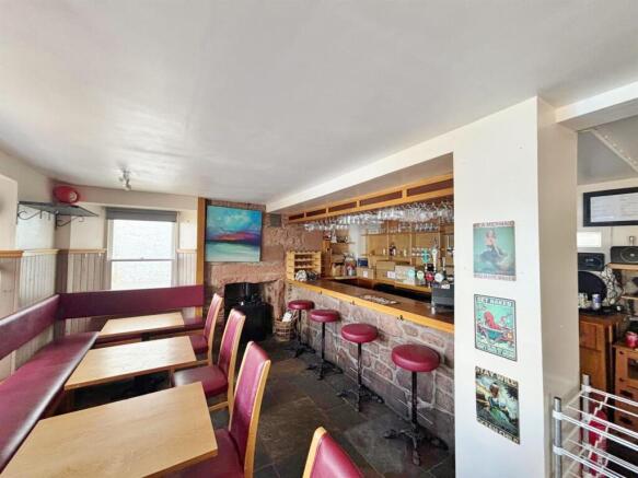 Bar / dining area