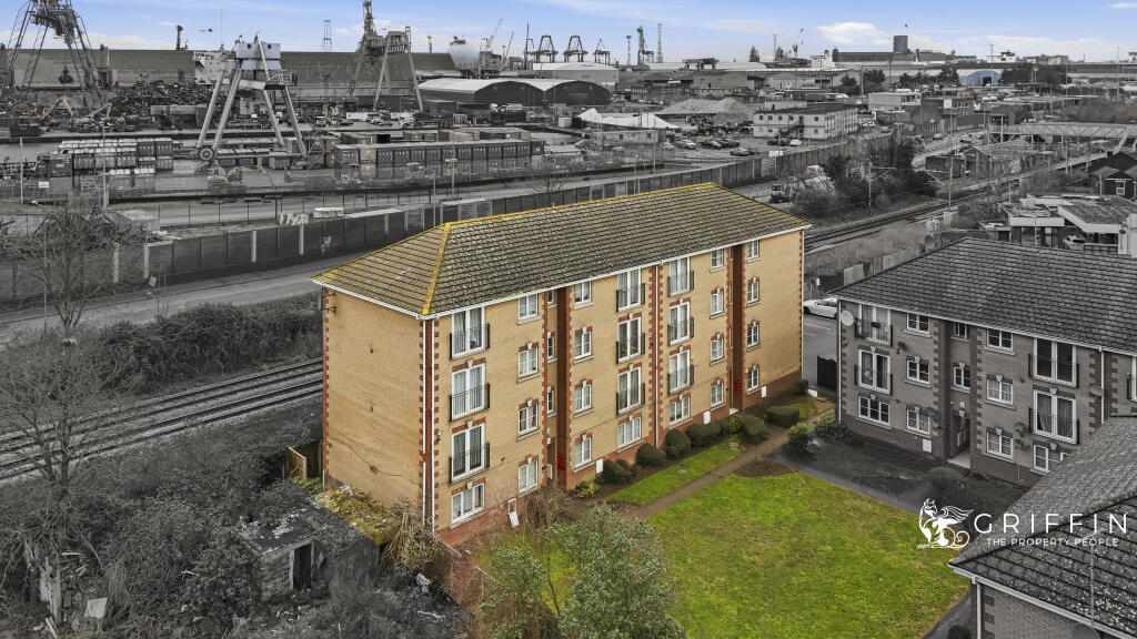 2-bed flat on Dock Road, Tilbury, RM18, £165,000