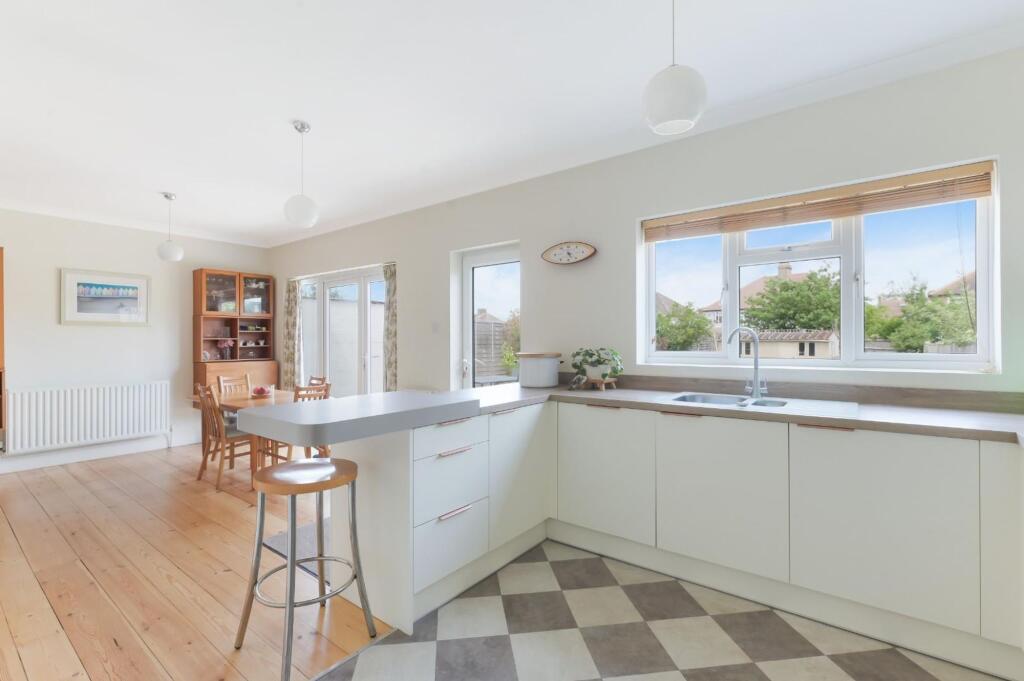 House in Epsom, Stoneleigh - View 4