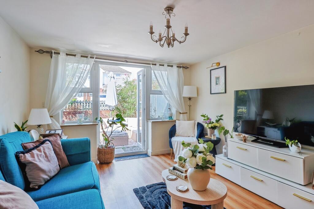 Apartment in Bournemouth, Charminster - View 5