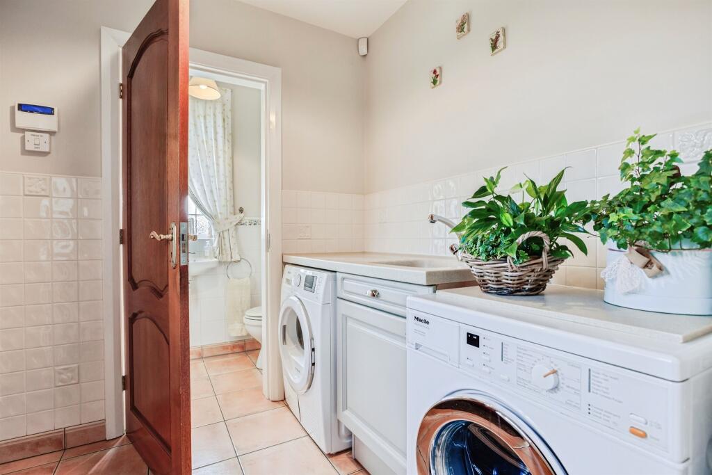 House in Wakefield, Snow Hill, Outwood - More