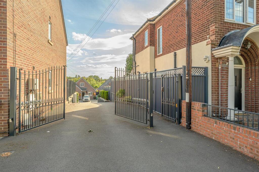 House in Dudley, West Midlands - View 2