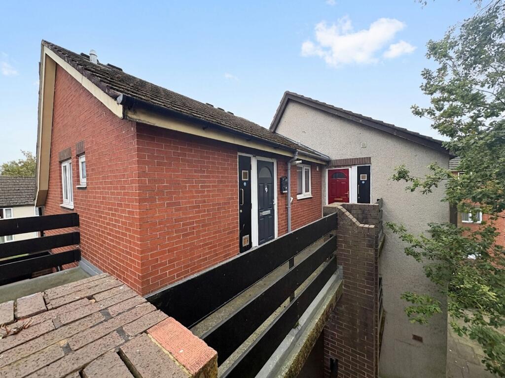 1-bed flat on The Paddock, Fulwood, Preston, PR2 8GH, £65,000