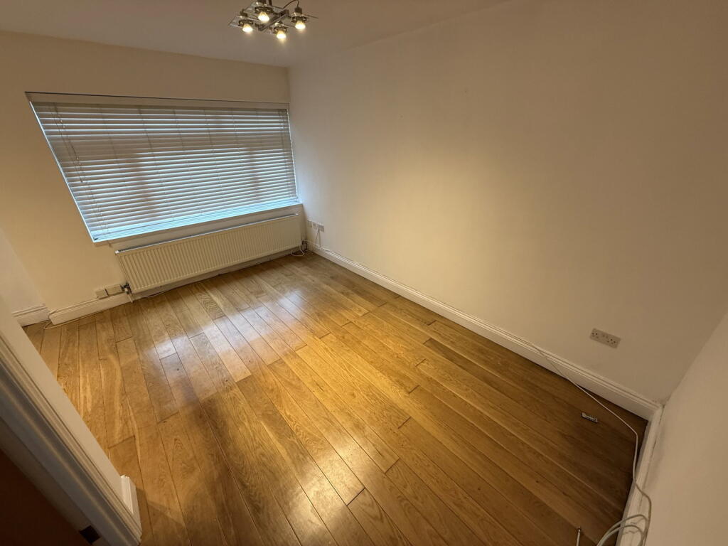 Apartment in Hertsmere, Hertfordshire - View 5