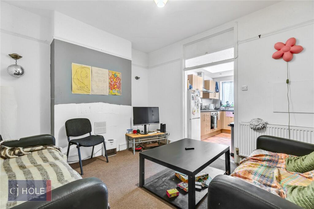 5 bedroom semi-detached house for rent